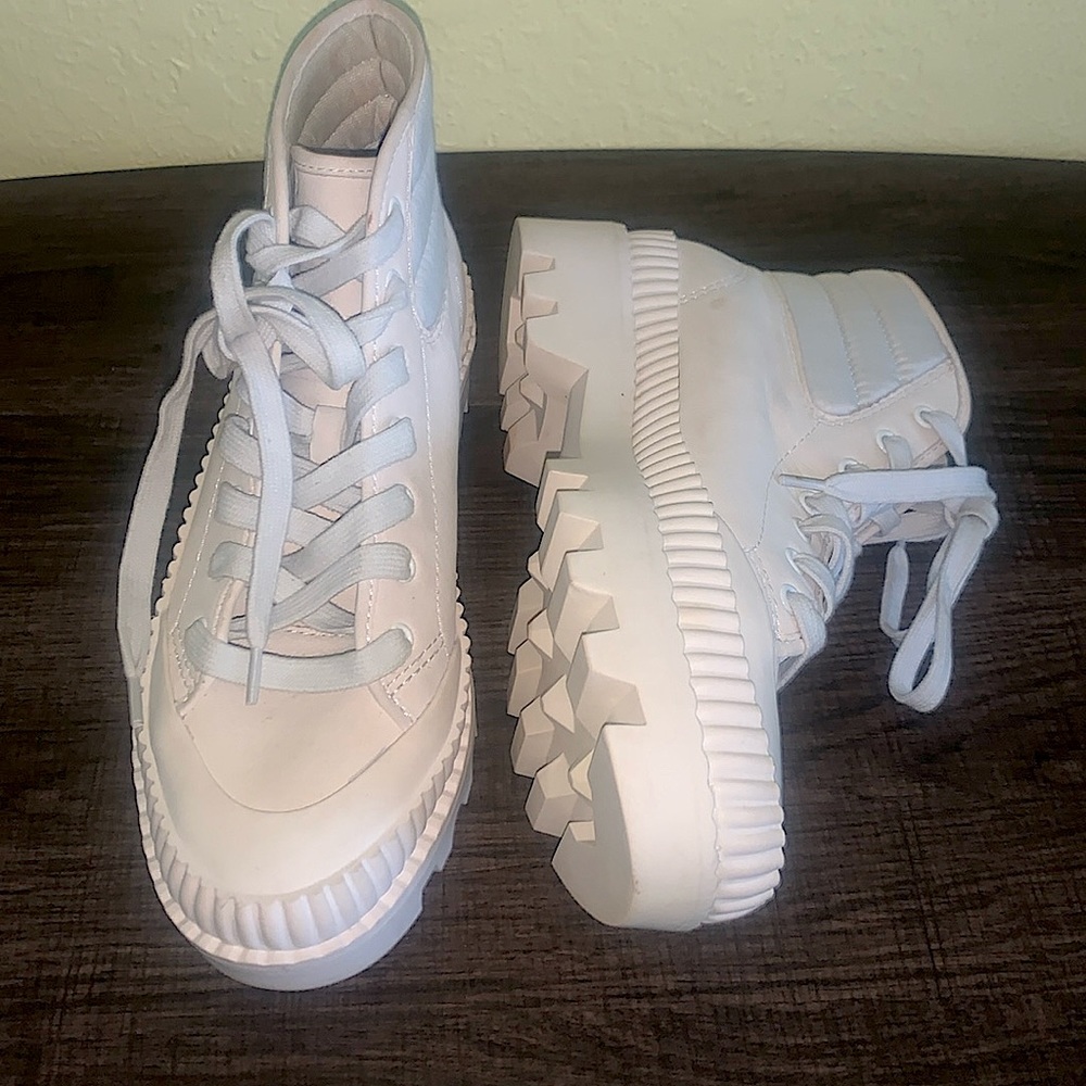NWOB - Dolce Vita Off White Leather Boots - Size 7 1/2